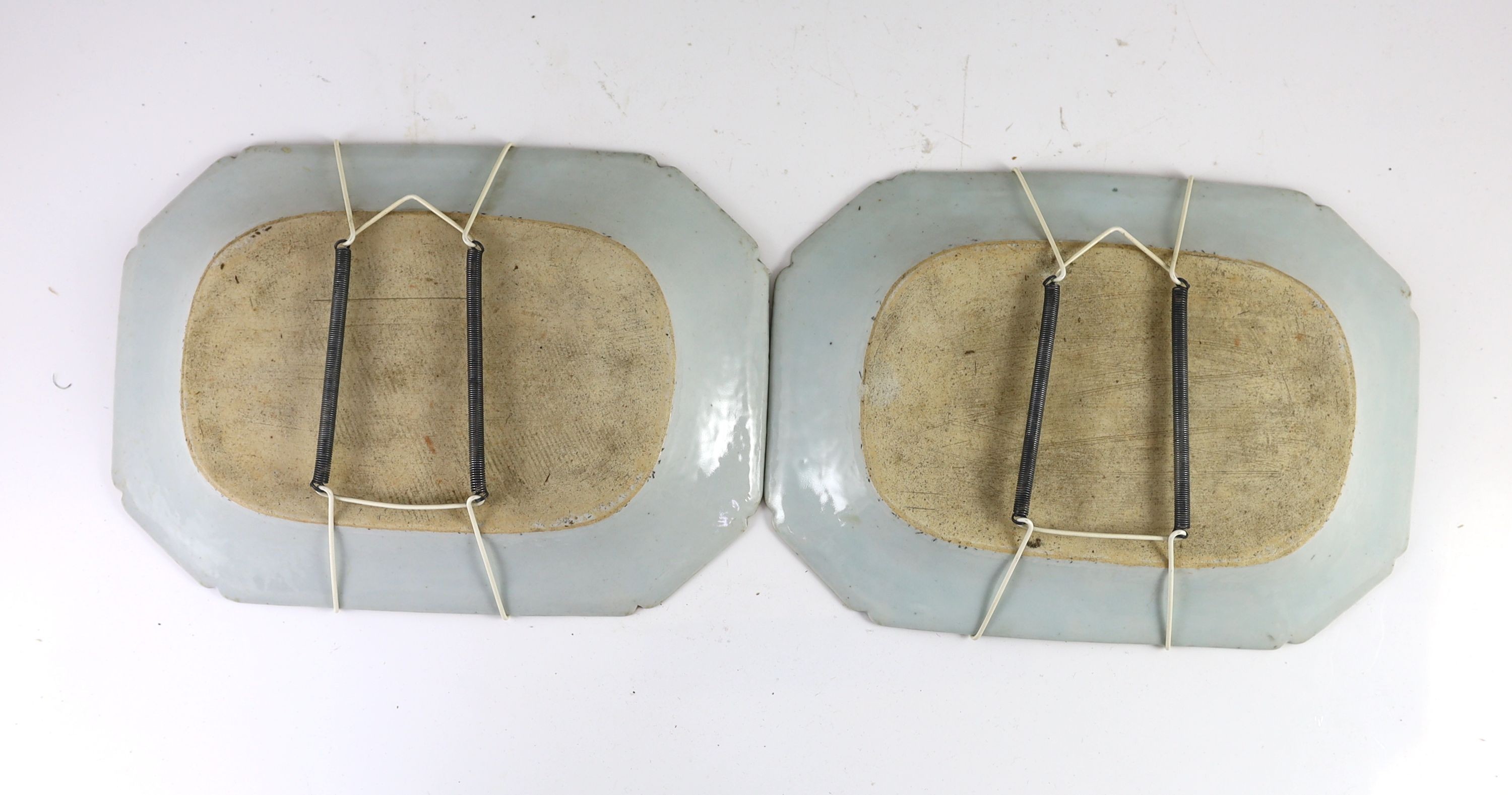 A set of five Chinese Armorial meat plates, circa 1755, with painted central Ross Family Coat of Arms, with motto - 'Nobilis Est Ira Leonis' 26 cm – 33 cm, some cracks